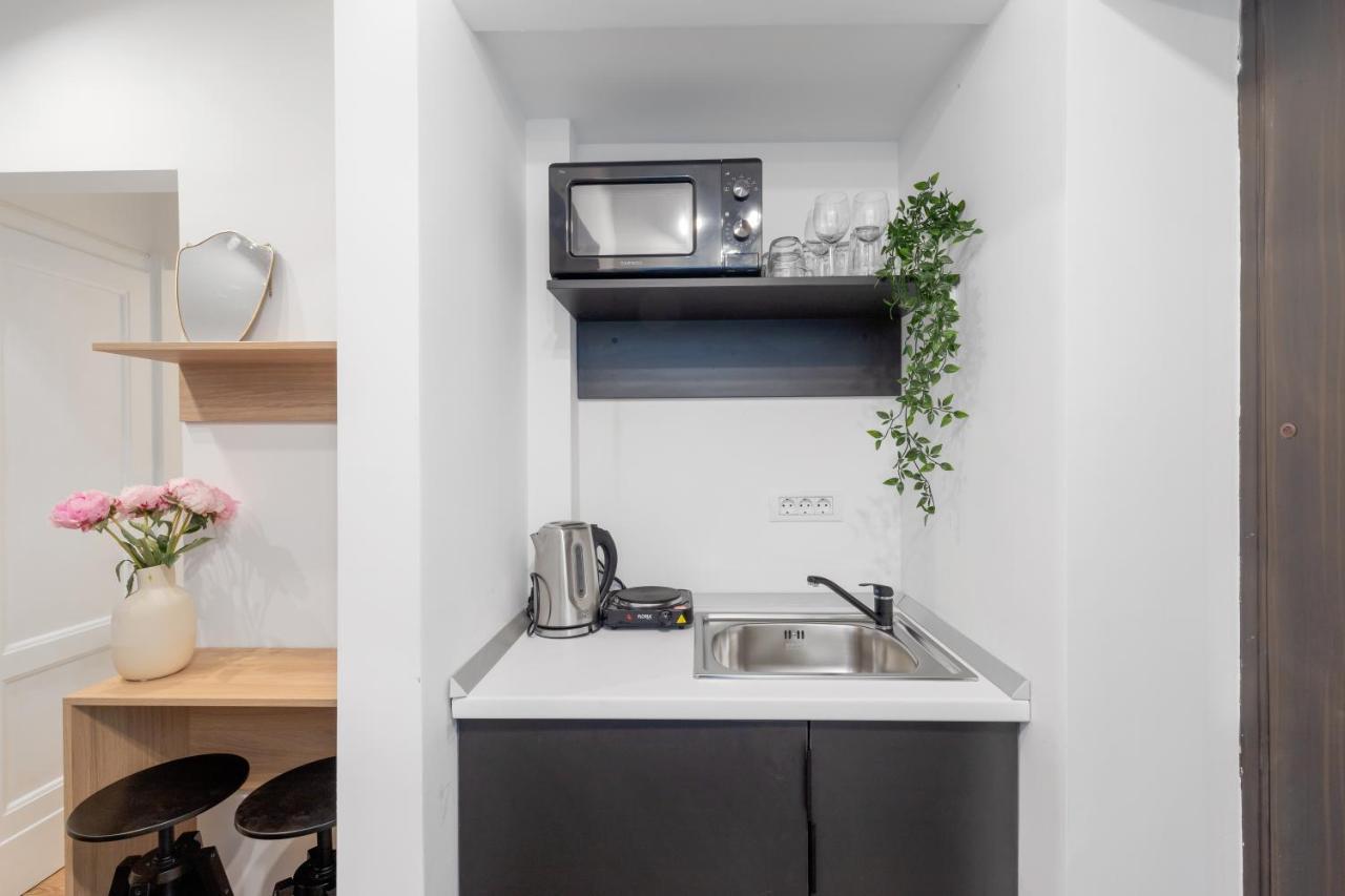 Ultra Central, 15 Sqm Studio By Urbanesq Boekarest Buitenkant foto